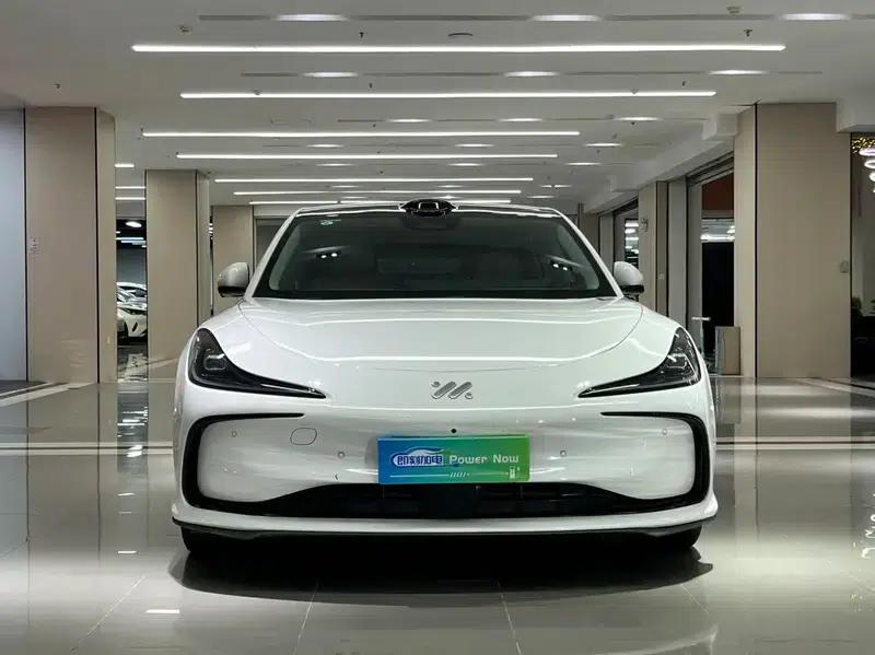 Zhiji L6 2024 Max Standard Edition 75kWh — миниатюра 2