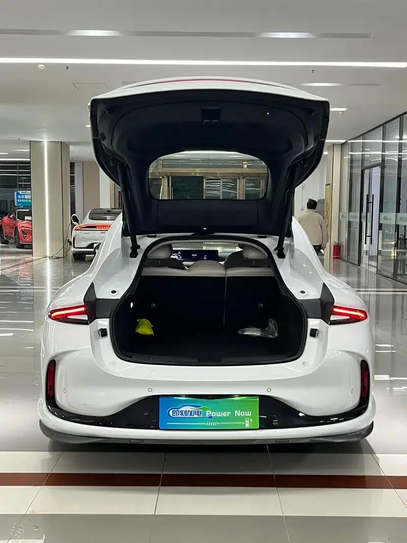 Zhiji L6 2024 Max Standard Edition 75kWh — миниатюра 10