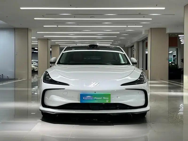 Zhiji L6 2024 Max Standard Edition 75kWh — миниатюра 2