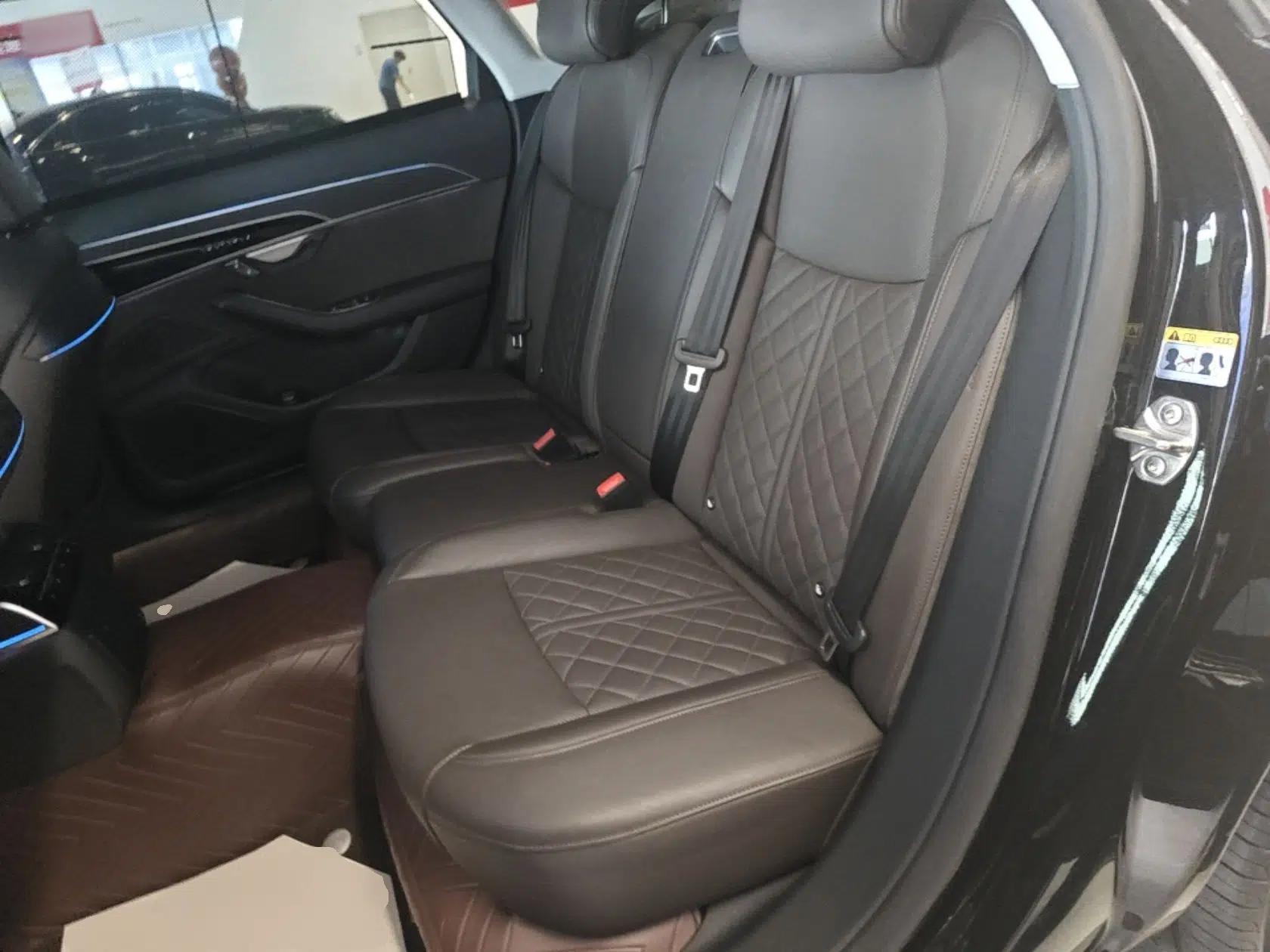 Audi A8 2022 A8L 50 TFSI quattro Comfort Edition Collector's Model — миниатюра 20
