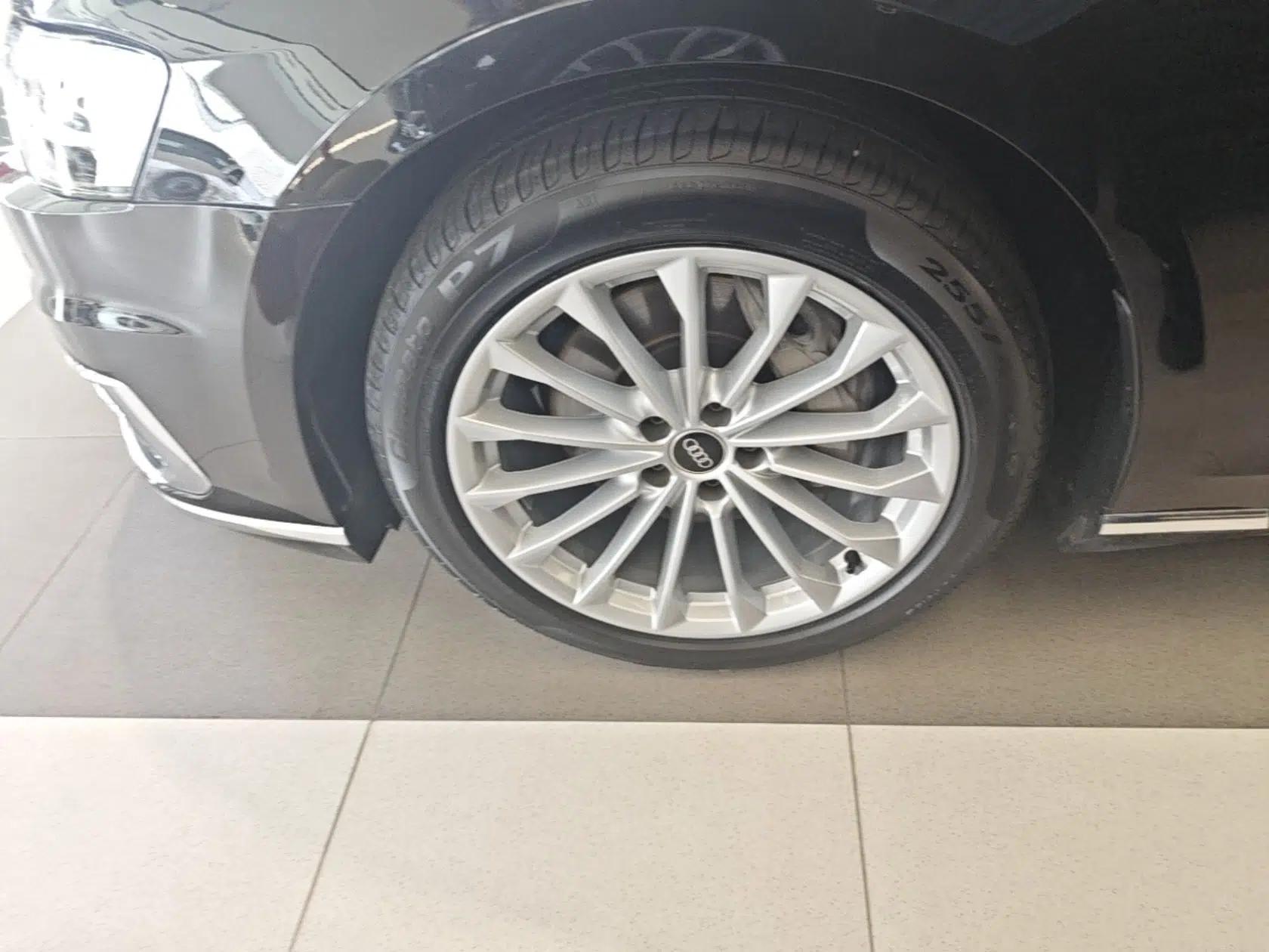 Audi A8 2022 A8L 50 TFSI quattro Comfort Edition Collector's Model — миниатюра 10