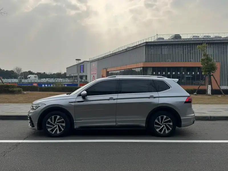 Tiguan L PHEV 2022 430PHEV Plug-in Hybrid Premium Edition — миниатюра 4