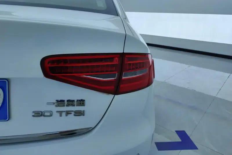 Audi A4L 2016 30 TFSI Classic Edition Automatic Comfort Model — миниатюра 5