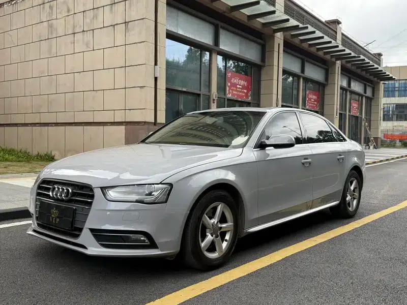 Audi A4L 2015 35 TFSI Automatic Standard Edition — миниатюра 1