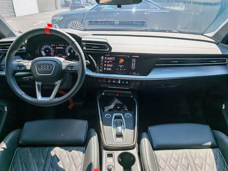 Audi A3 2025 Sportback 35 TFSI Flying Spur Luxury Edition + Luxury Package — миниатюра 7