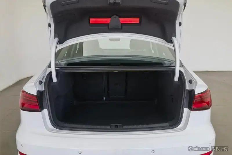 Audi A3 2018 30th Anniversary Edition Limousine 35 TFSI Progressive — миниатюра 24