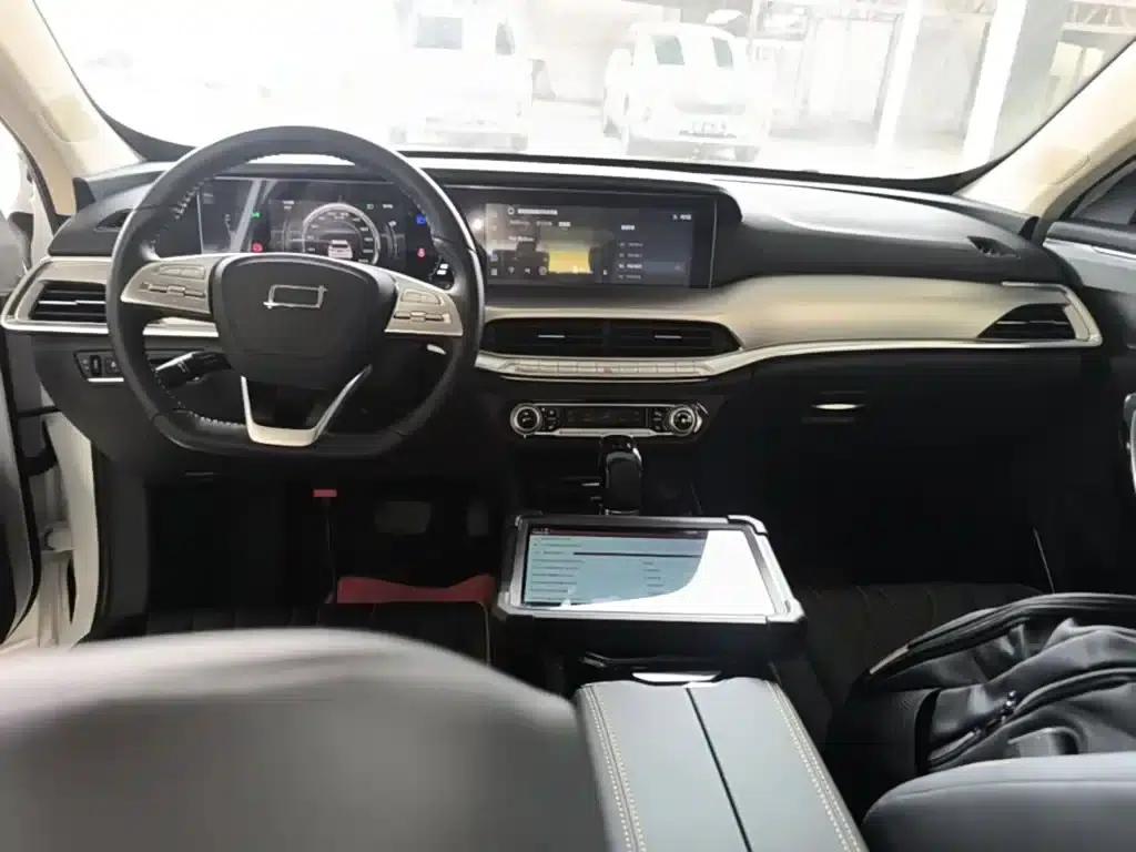 Bestune T77 2023 1.5T Automatic Luxury Edition — миниатюра 10