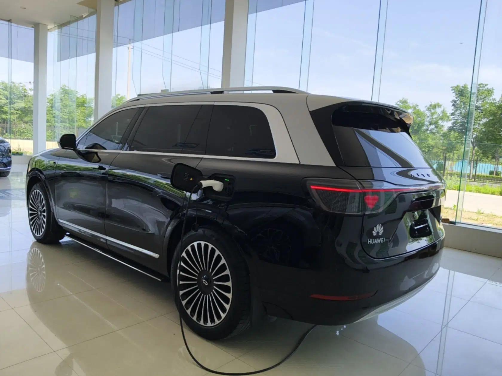 Hima AITO M9 2024 Range-Extended Ultra Version 52 kWh 6-Seater Model — миниатюра 4