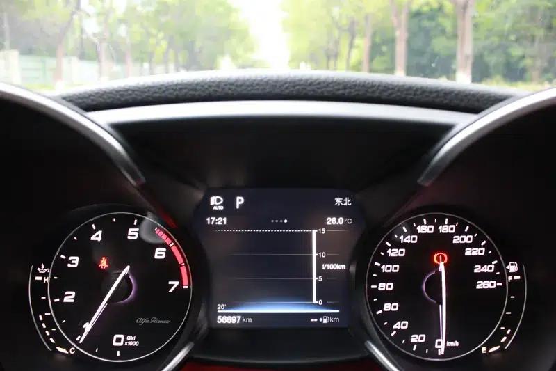 Giulia Juliet 2017 2.0T 280HP Luxury Edition — миниатюра 11