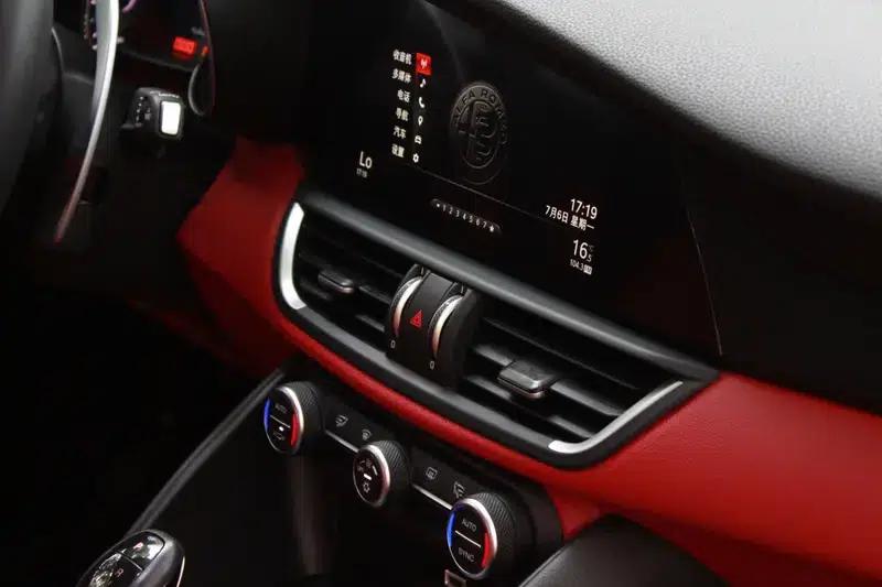 Giulia Juliet 2017 2.0T 280HP Luxury Edition — миниатюра 16