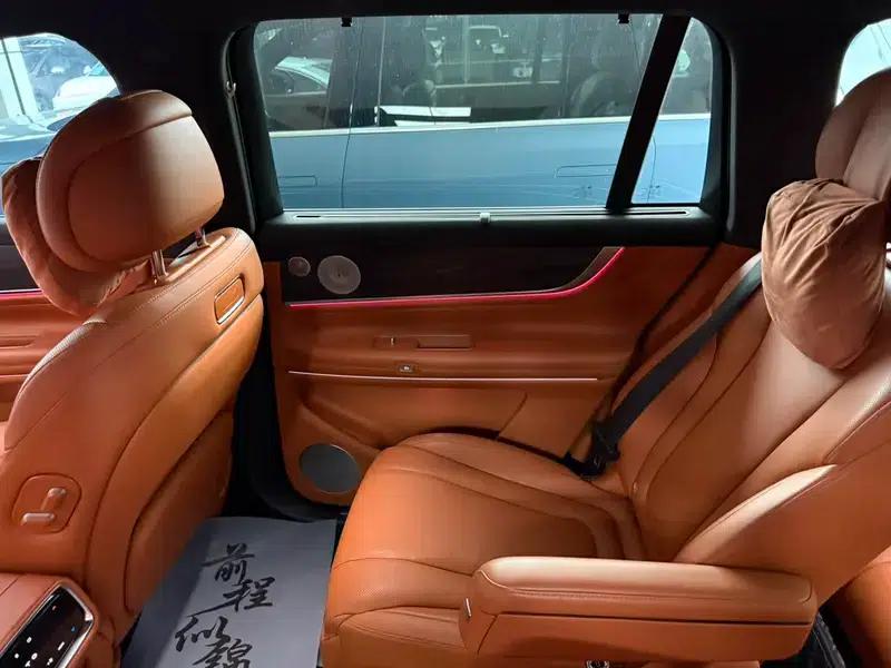 Wenjie M9 2024 Extended Range Max Six-Seater — миниатюра 12
