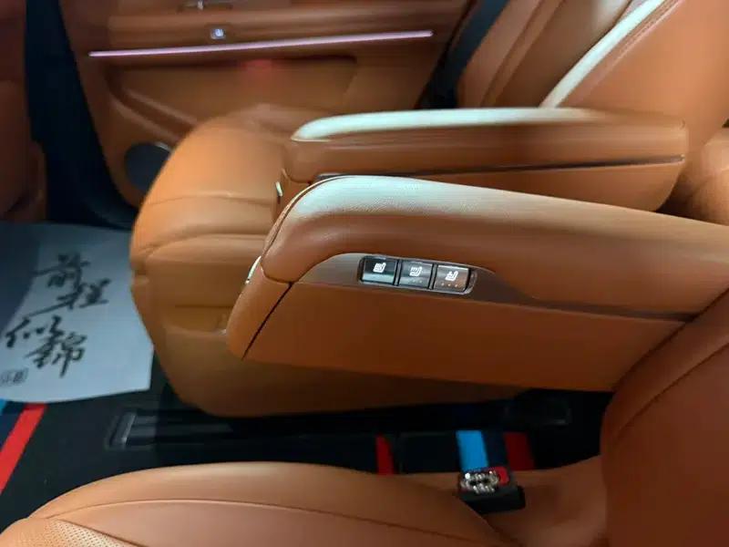 Wenjie M9 2024 Extended Range Max Six-Seater — миниатюра 13