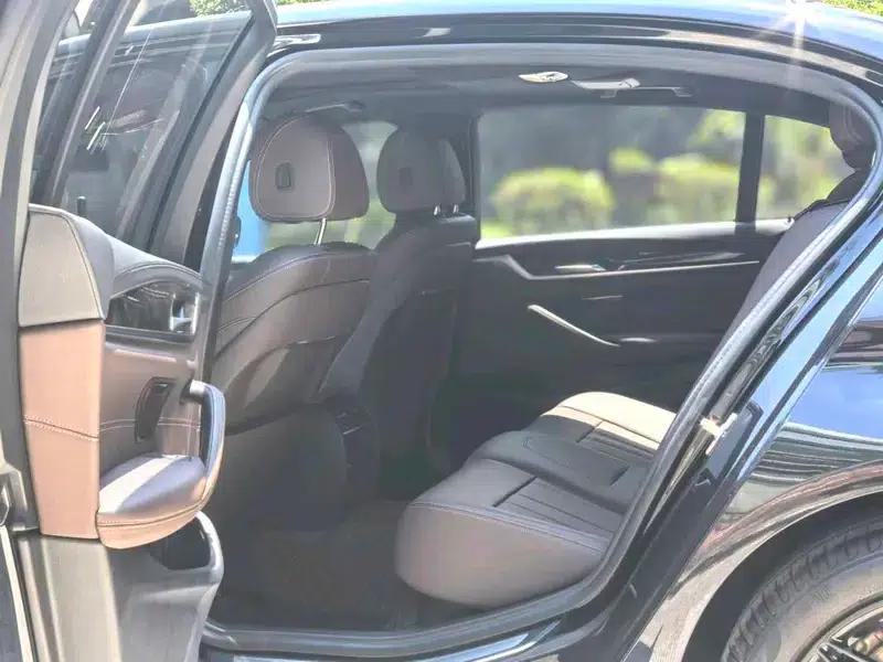 2019 BMW 5 Series 525Li M Sport Package — миниатюра 10