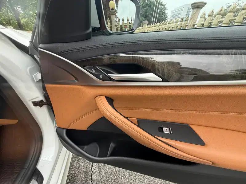 2018 BMW 5 Series 530Li Leading Edition M Sport Package — миниатюра 12