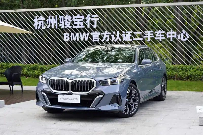 2024 BMW 5 Series 530Li Luxury M Sport Package — миниатюра 1