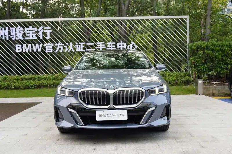2024 BMW 5 Series 530Li Luxury M Sport Package — миниатюра 2