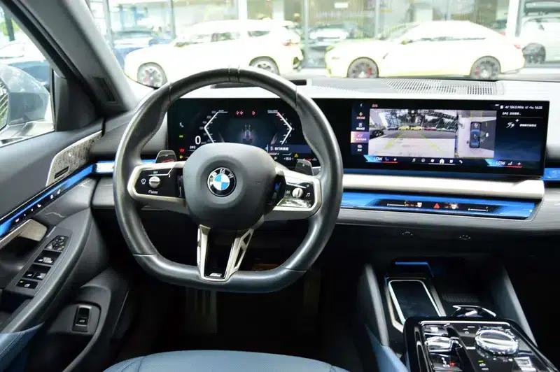2024 BMW 5 Series 530Li Luxury M Sport Package — миниатюра 11