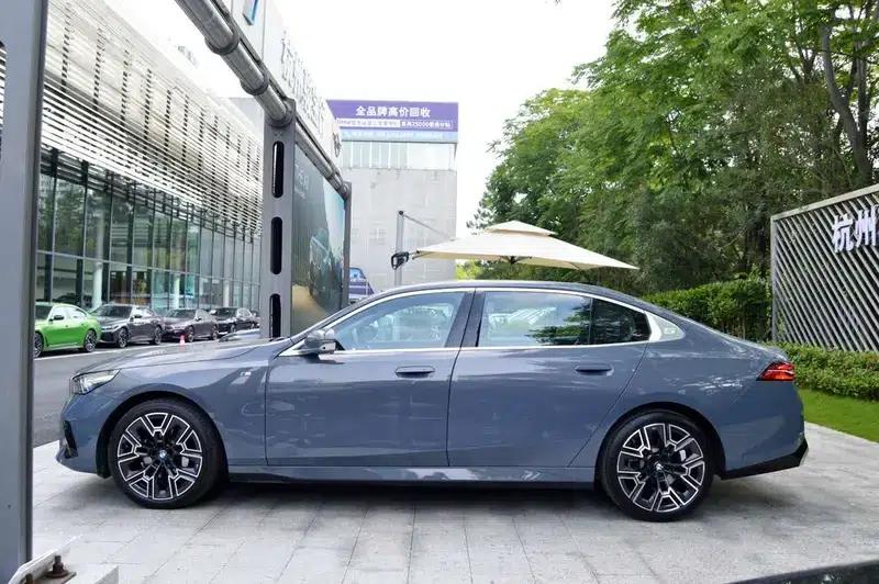 2024 BMW 5 Series 530Li Luxury M Sport Package — миниатюра 3