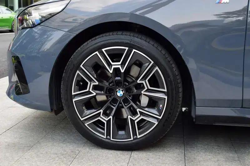 2024 BMW 5 Series 530Li Luxury M Sport Package — миниатюра 7