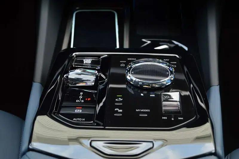 2024 BMW 5 Series 530Li Luxury M Sport Package — миниатюра 8