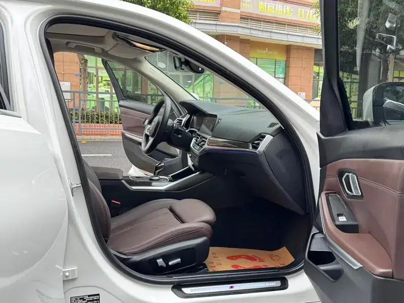 2022 BMW 3 Series 325Li M Sport Package — миниатюра 26