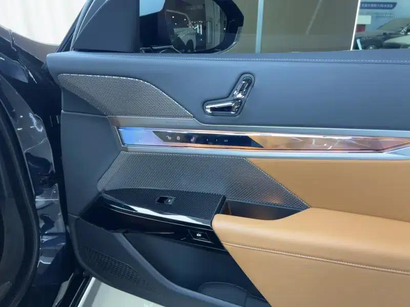 2023 BMW 7 Series 735Li M Sport Package — миниатюра 10