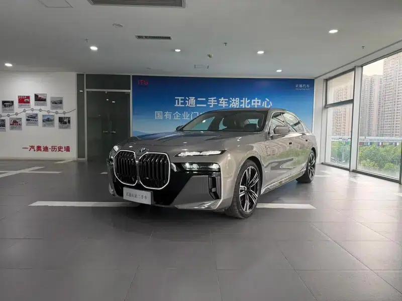 2023 BMW 7 Series 740Li Leading Edition M Sport Package — миниатюра 1