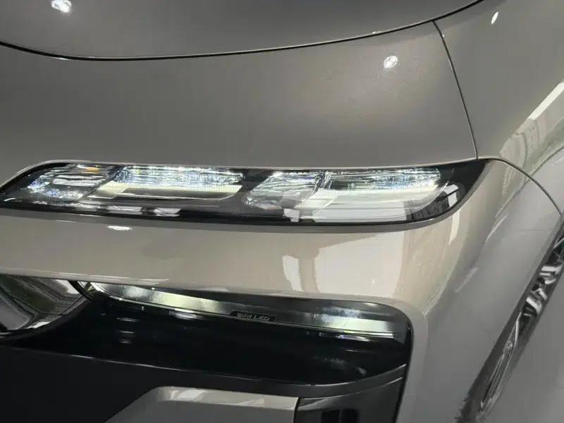 2023 BMW 7 Series 740Li Leading Edition M Sport Package — миниатюра 13