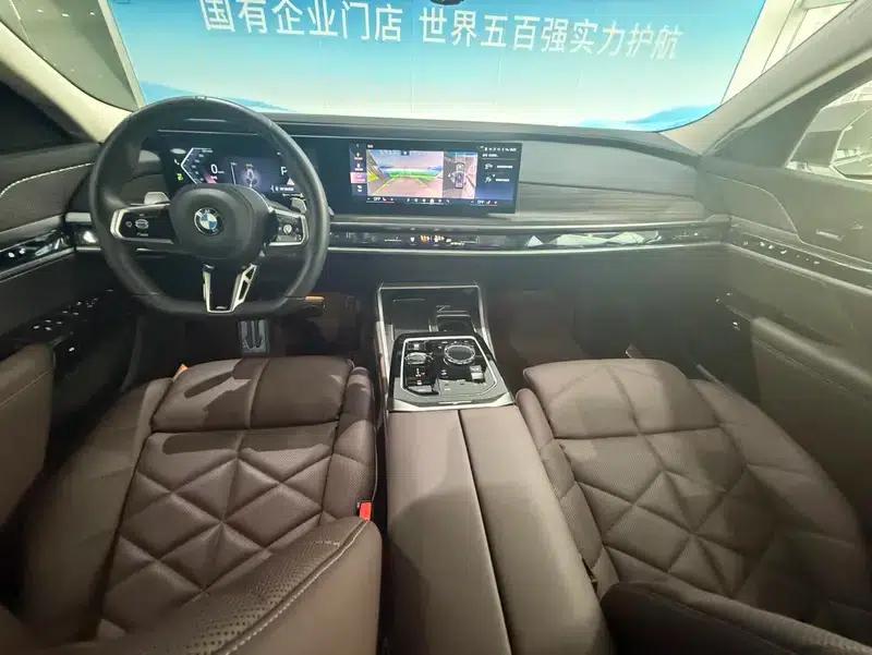 2023 BMW 7 Series 740Li Leading Edition M Sport Package — миниатюра 17