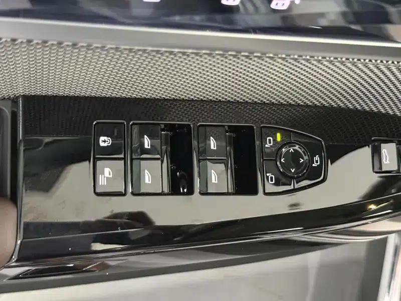 2023 BMW 7 Series 740Li Leading Edition M Sport Package — миниатюра 26
