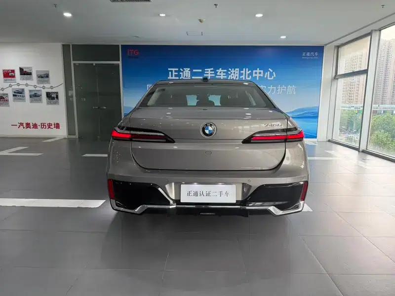 2023 BMW 7 Series 740Li Leading Edition M Sport Package — миниатюра 4