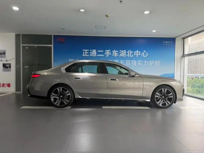 2023 BMW 7 Series 740Li Leading Edition M Sport Package — миниатюра 6