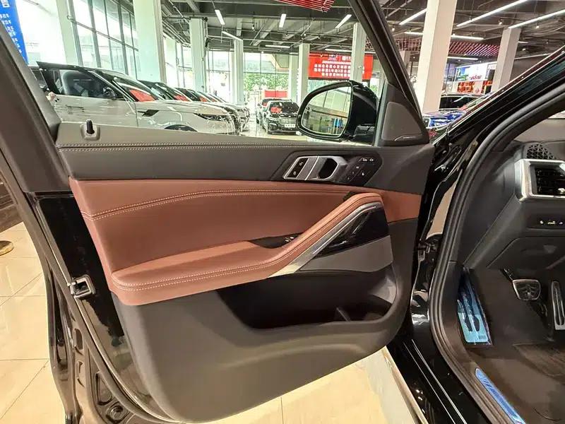 BMW X6 2023 xDrive40i Luxury M Sport Package — миниатюра 31