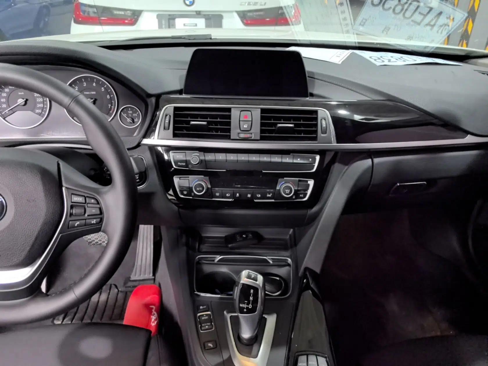 BMW 3 Series 2018 320Li Fashion Model — миниатюра 15