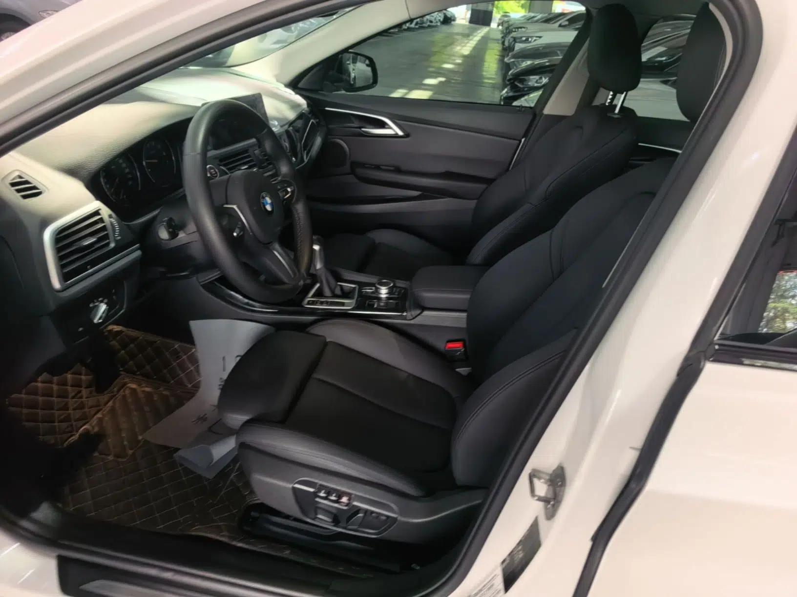 BMW 1 Series 2019 120i Leading Model M Sport Package — миниатюра 17