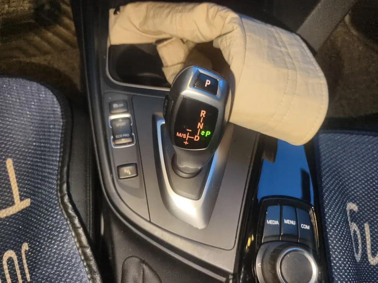 BMW 3 Series GT 2018 320i Sport Edition — миниатюра 14