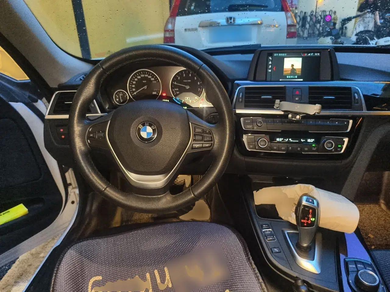 BMW 3 Series GT 2018 320i Sport Edition — миниатюра 10