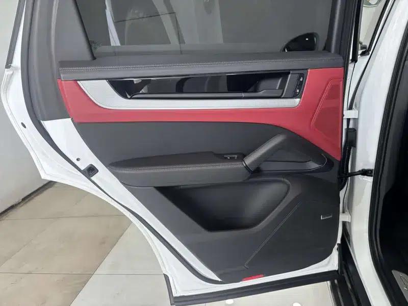 Cayenne E-Hybrid 2024 Cayenne E-Hybrid 2.0T — миниатюра 16