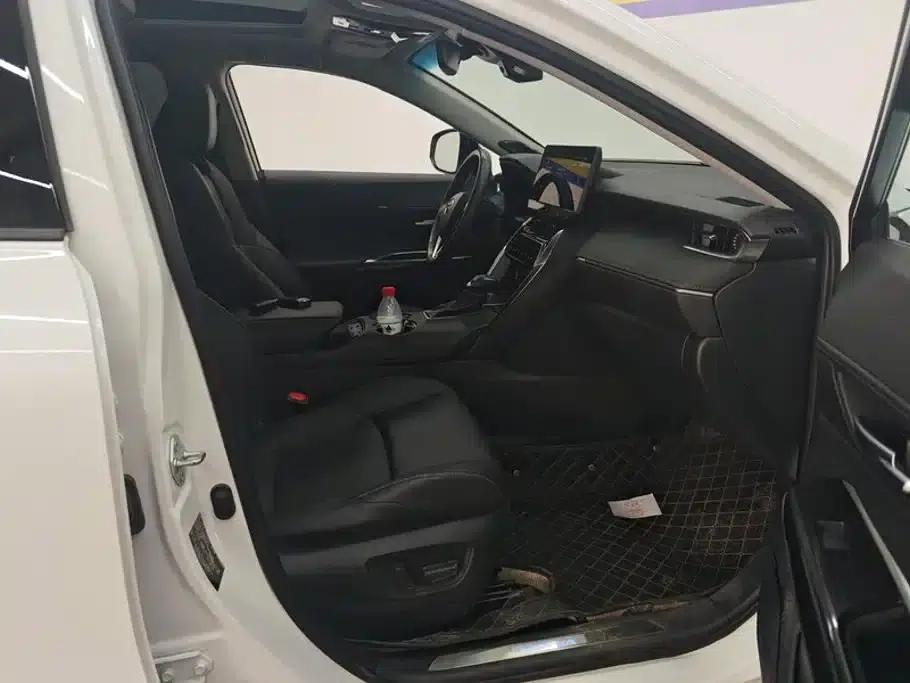 Venza 2023 2.0L CVT 2WD Premium Edition — миниатюра 8