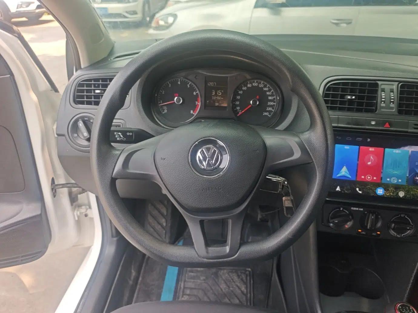 Volkswagen Polo 2016 1.4L Manual Fashion Model — миниатюра 13