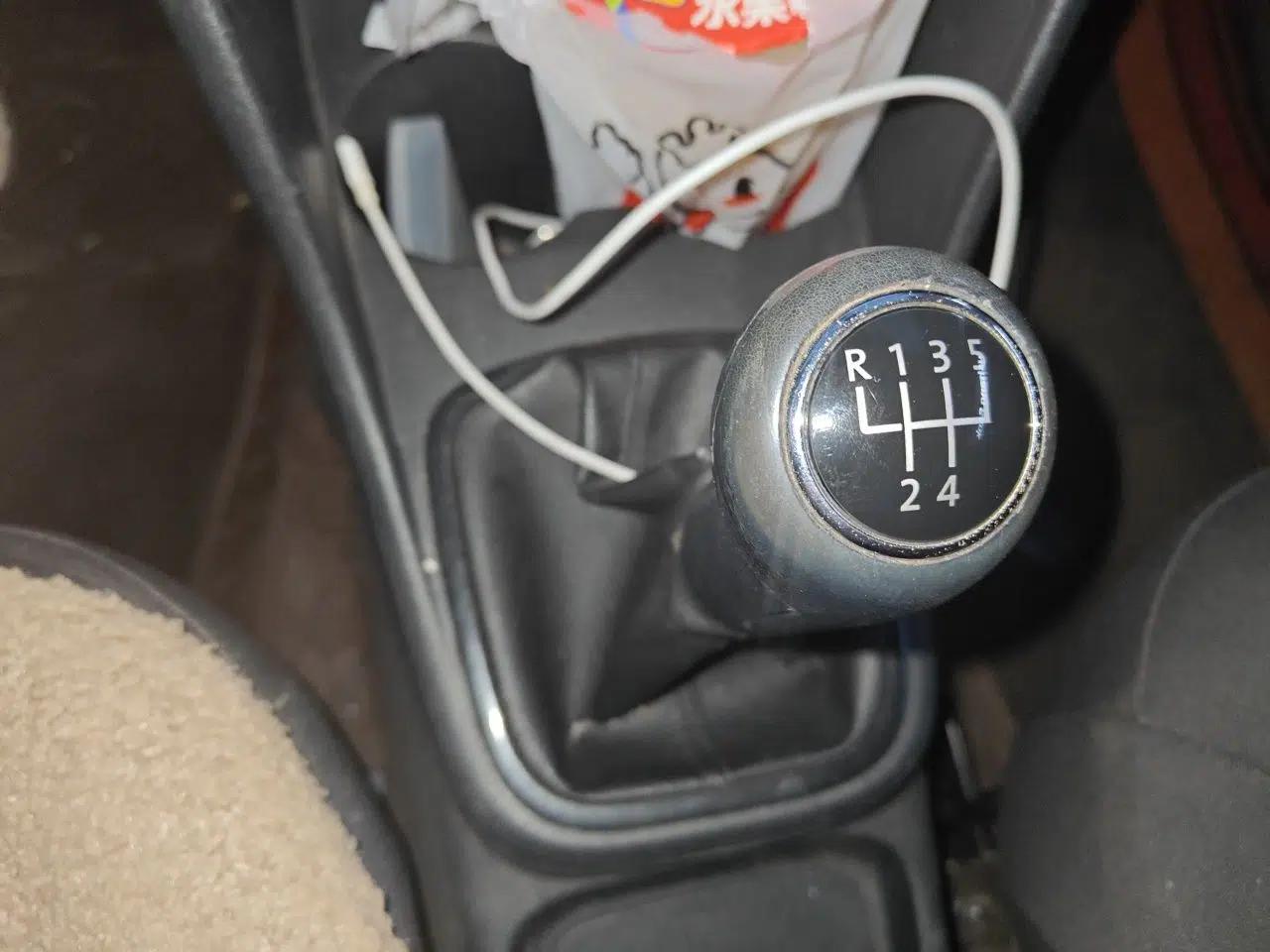 Volkswagen Polo 2013 1.4L Manual Fashion Edition — миниатюра 14
