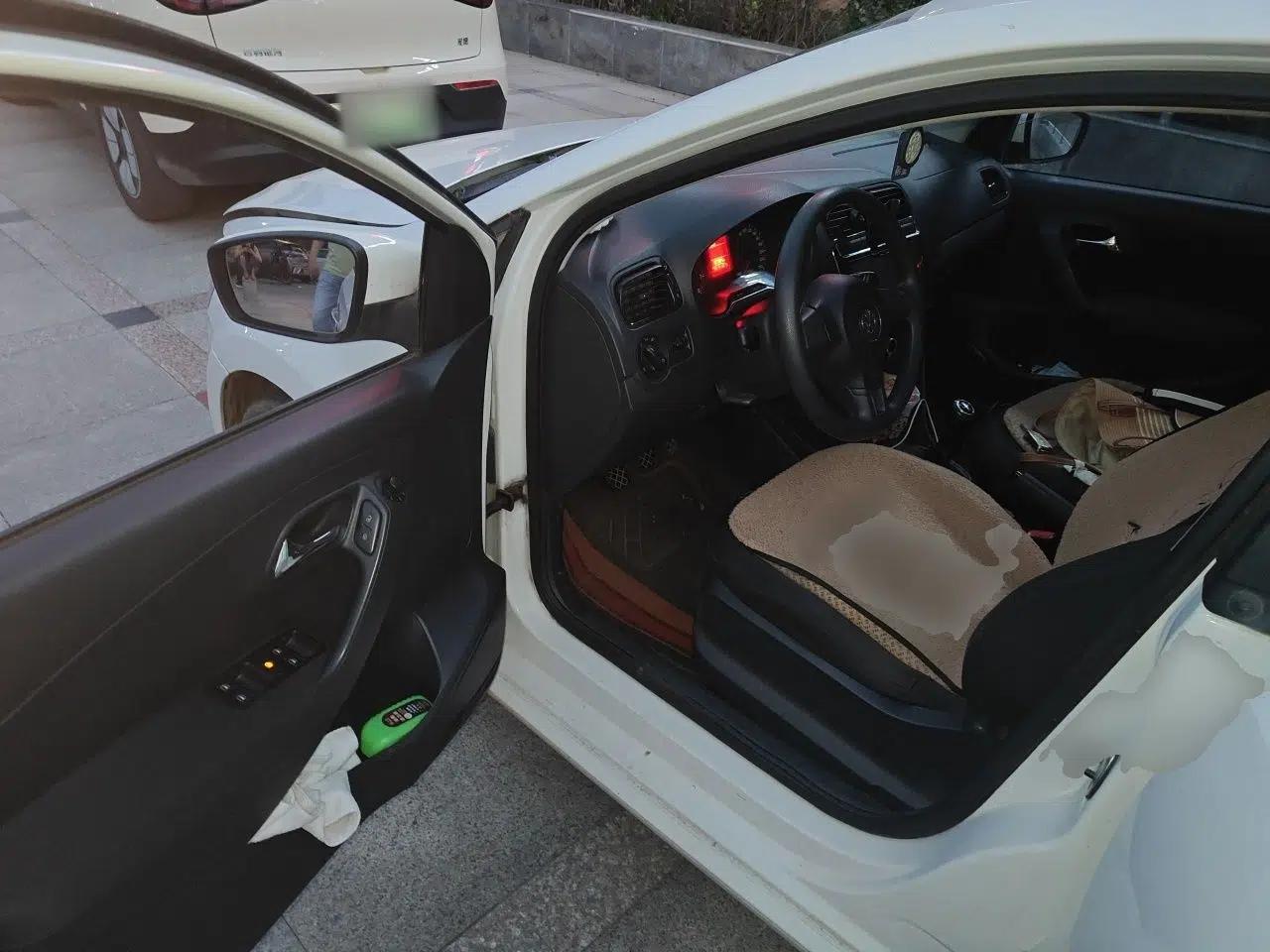 Volkswagen Polo 2013 1.4L Manual Fashion Edition — миниатюра 16