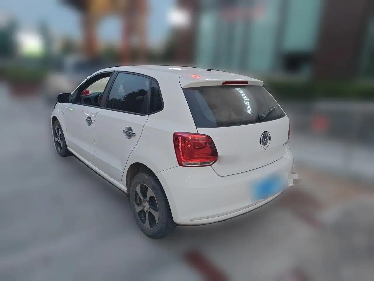 Volkswagen Polo 2013 1.4L Manual Fashion Edition — миниатюра 4