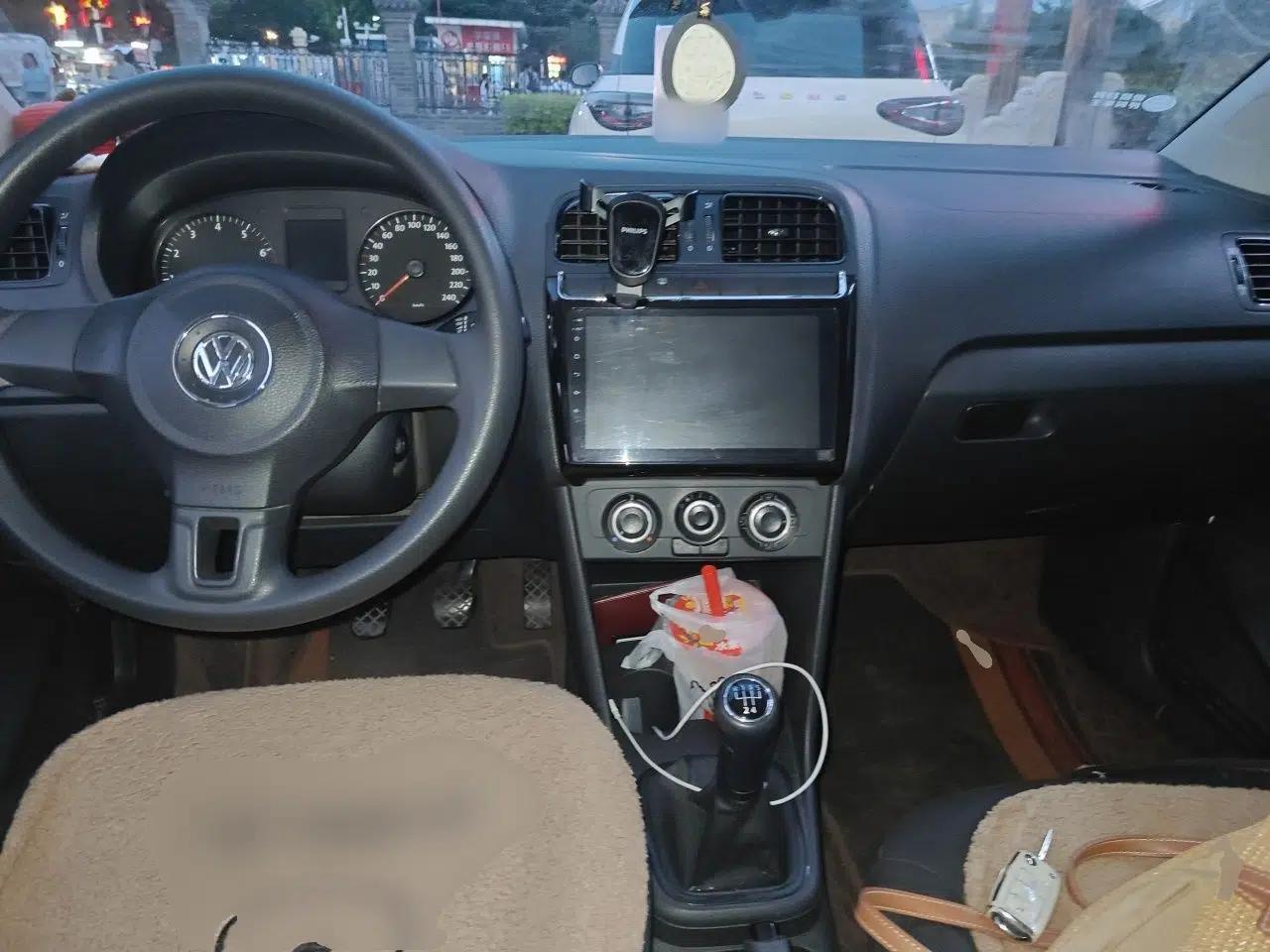 Volkswagen Polo 2013 1.4L Manual Fashion Edition — миниатюра 9