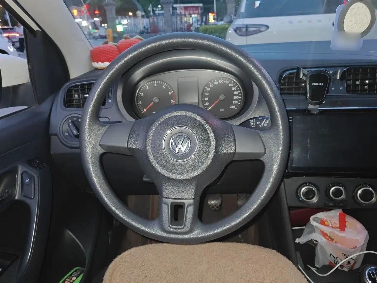 Volkswagen Polo 2013 1.4L Manual Fashion Edition — миниатюра 10