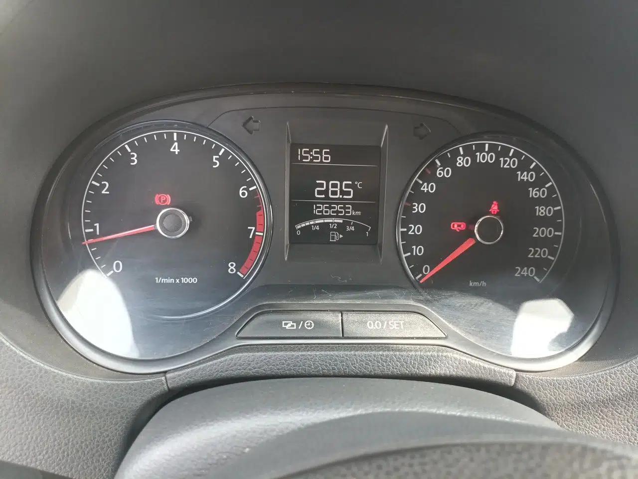 Volkswagen Polo 2014 1.4L Manual Fashion Edition — миниатюра 11