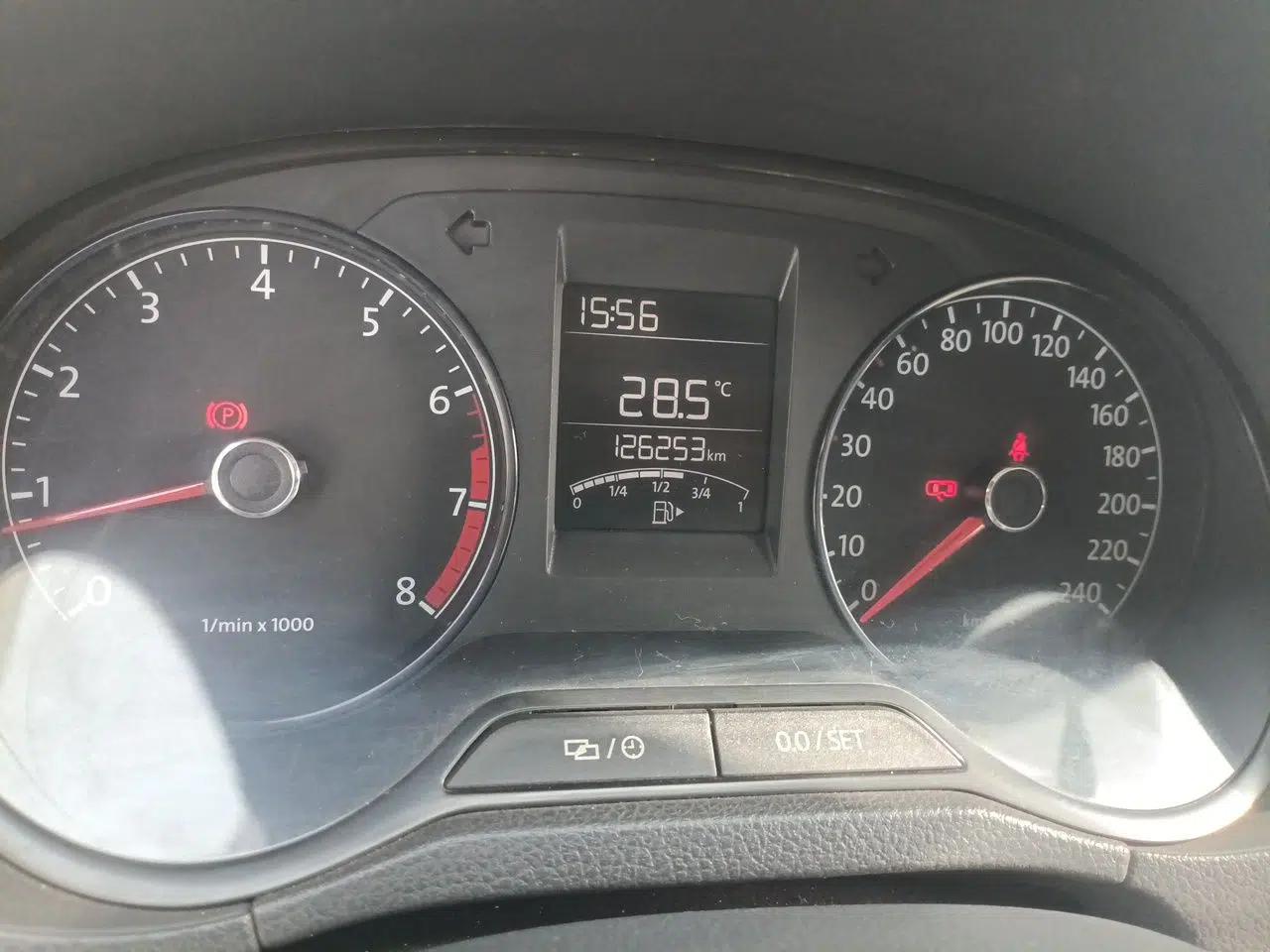 Volkswagen Polo 2014 1.4L Manual Fashion Edition — миниатюра 12