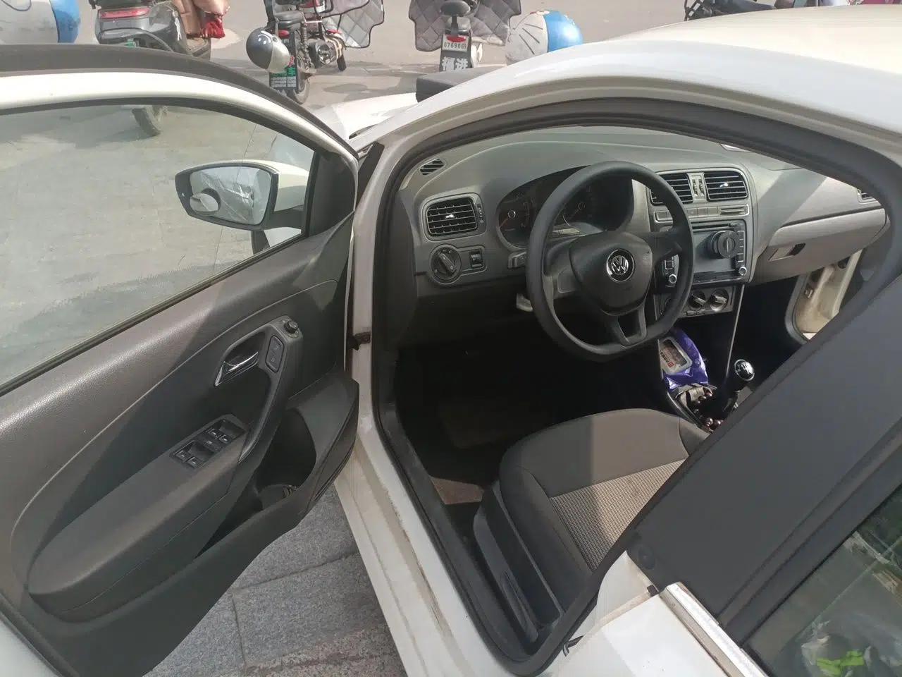 Volkswagen Polo 2014 1.4L Manual Fashion Edition — миниатюра 16