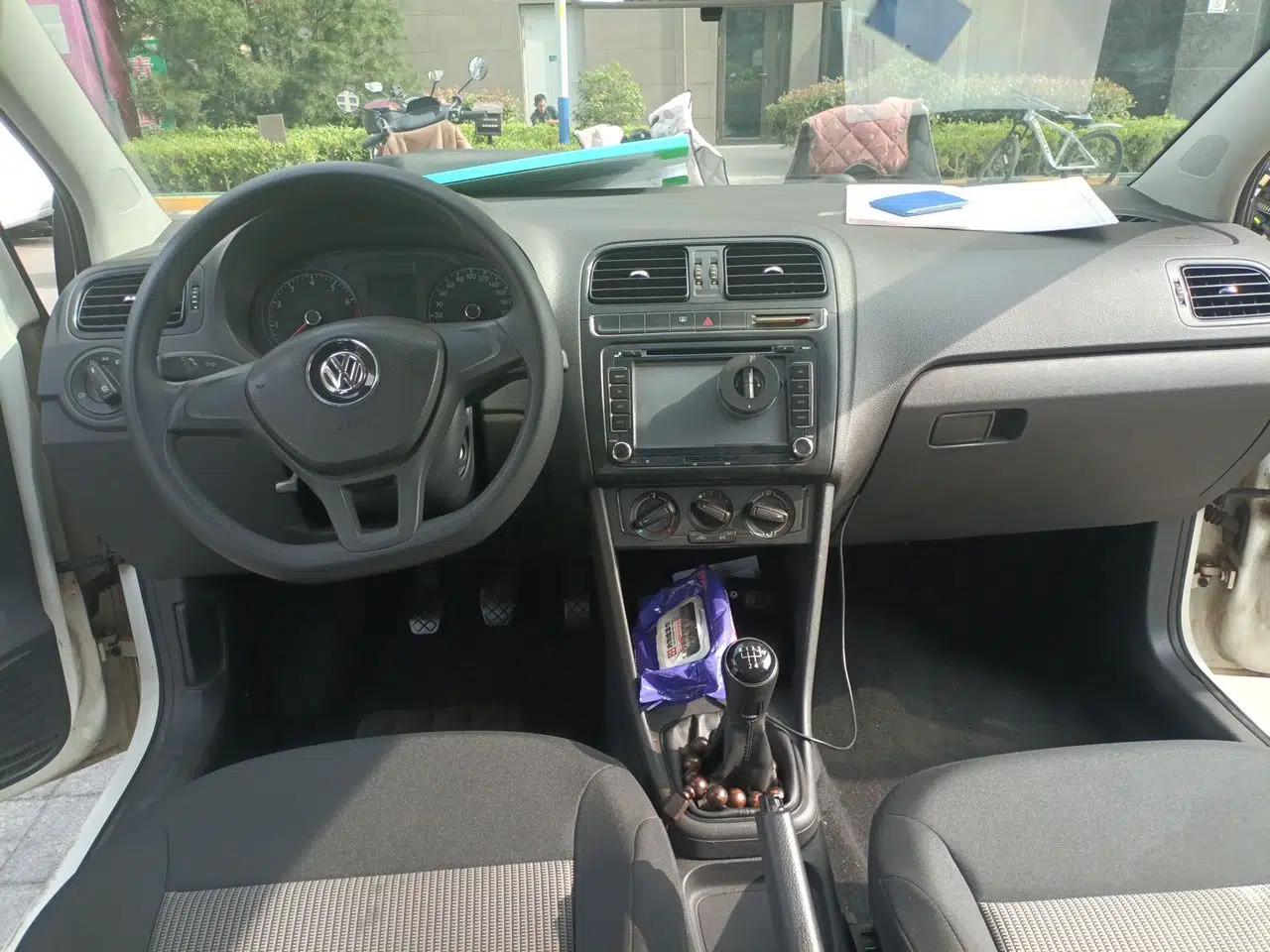 Volkswagen Polo 2014 1.4L Manual Fashion Edition — миниатюра 9