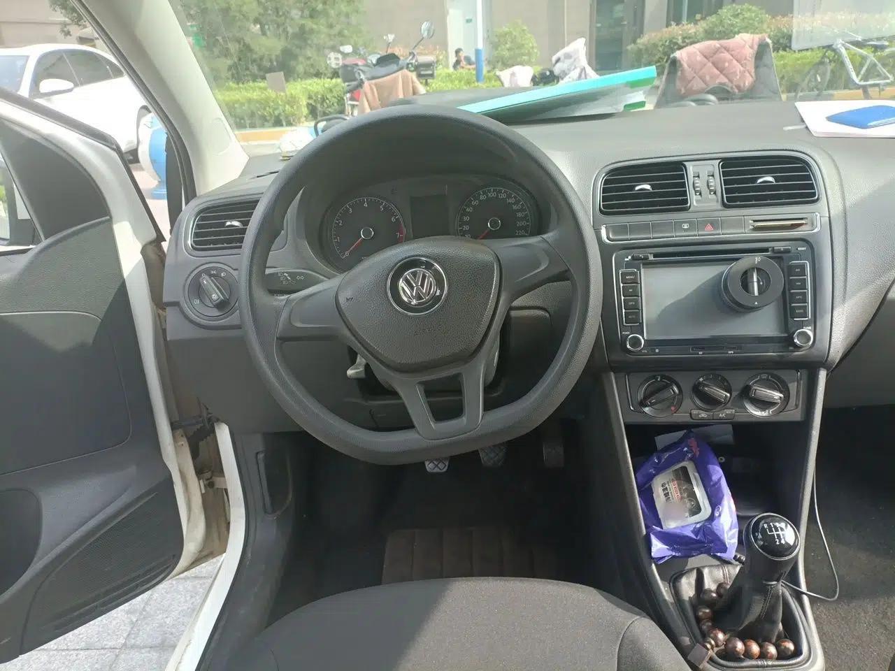 Volkswagen Polo 2014 1.4L Manual Fashion Edition — миниатюра 10